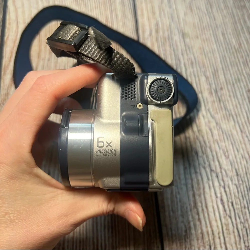Sony CyberShot DSC-S70 Digital Camera Carl Zeiss Lens Bundles With‎ Charger READ